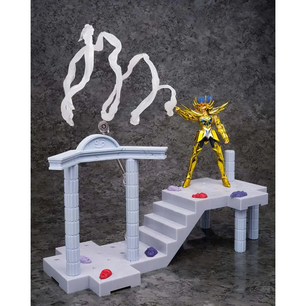 Guld Cancer Deathmask Saint Seiya-figur i blå rustning på vit sockel med rök