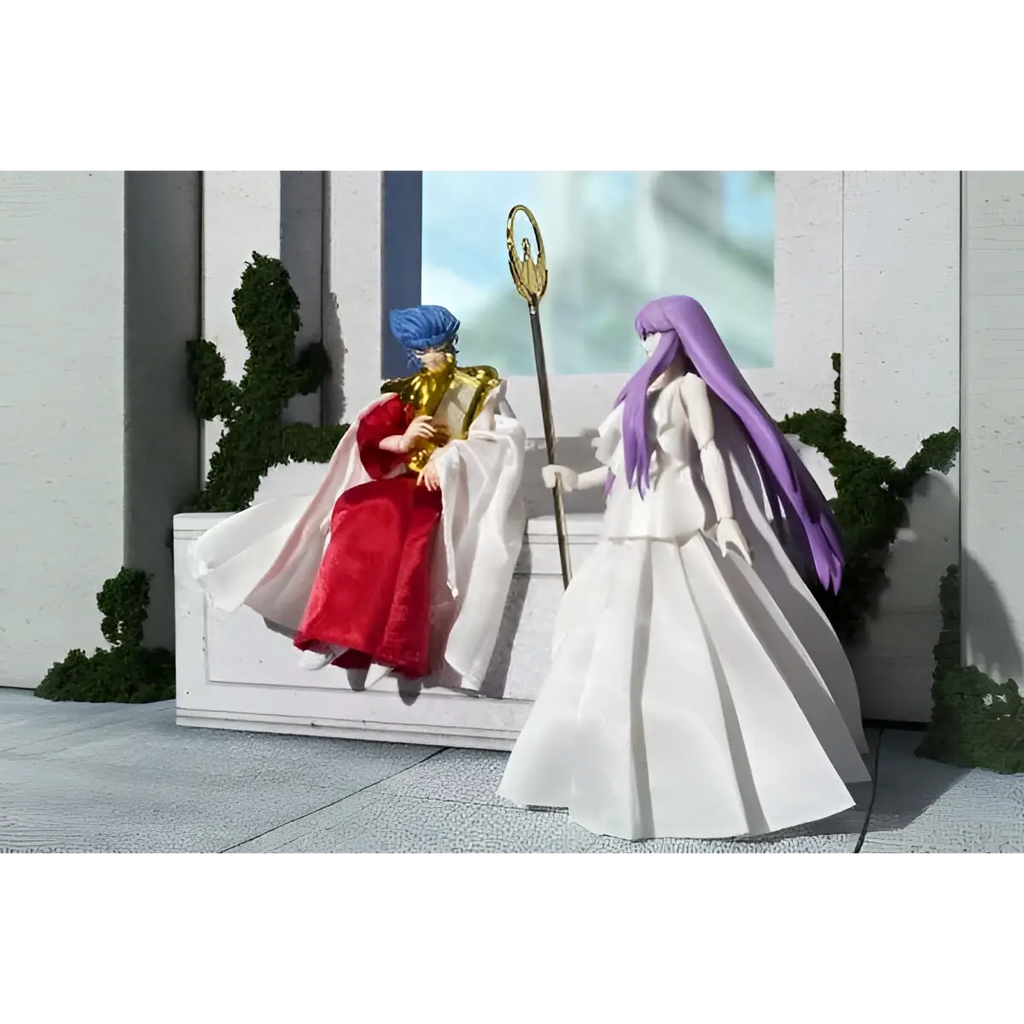Detaljerad actionfigur av Athena i vit klänning med lila hår och gyllene stav från Saint Seiya Abel-set