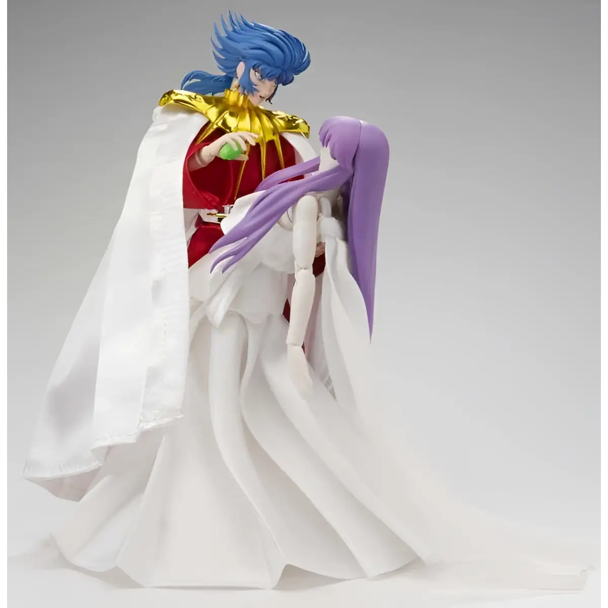 Blåhårig figur i röd-guldklädsel med vit mantel håller lila-hårig docklik Athena i vit klänning, Saint Seiya Abel-set