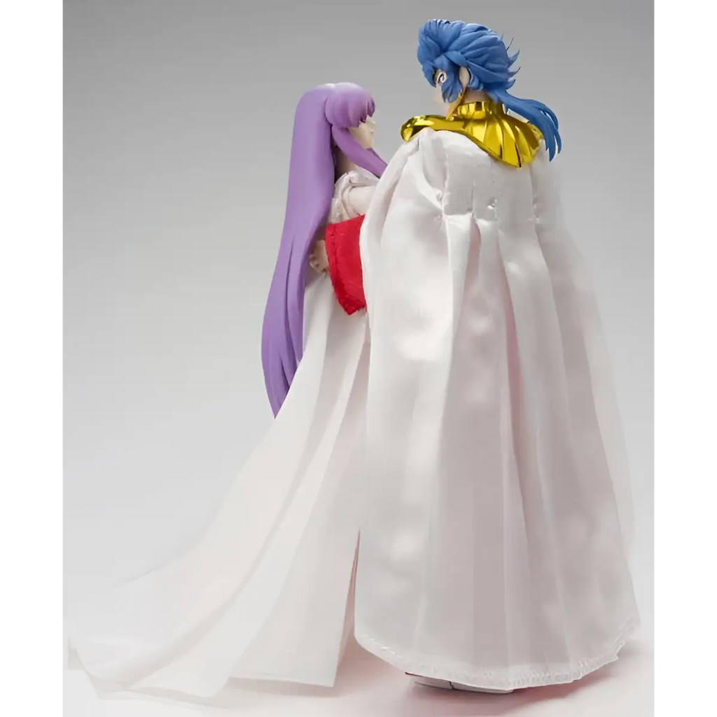 Vit animefigur med blå hår i vit satin-kappa med guldkrage från Saint Seiya Abel & Athena-set