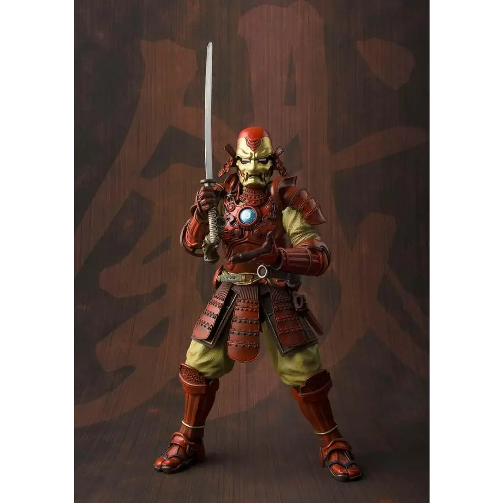 Röd och guld samurai i Iron Man Mark 3 rustning med blå cirkel på bröstet, håller svärd