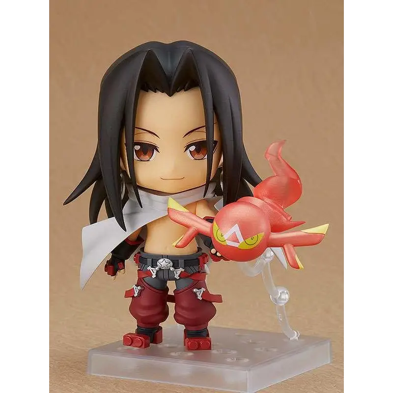 Chibi Shaman King Hao Nendoroid i röd-grå rustning med svart hår och röd gulögd varelse på transparent stativ