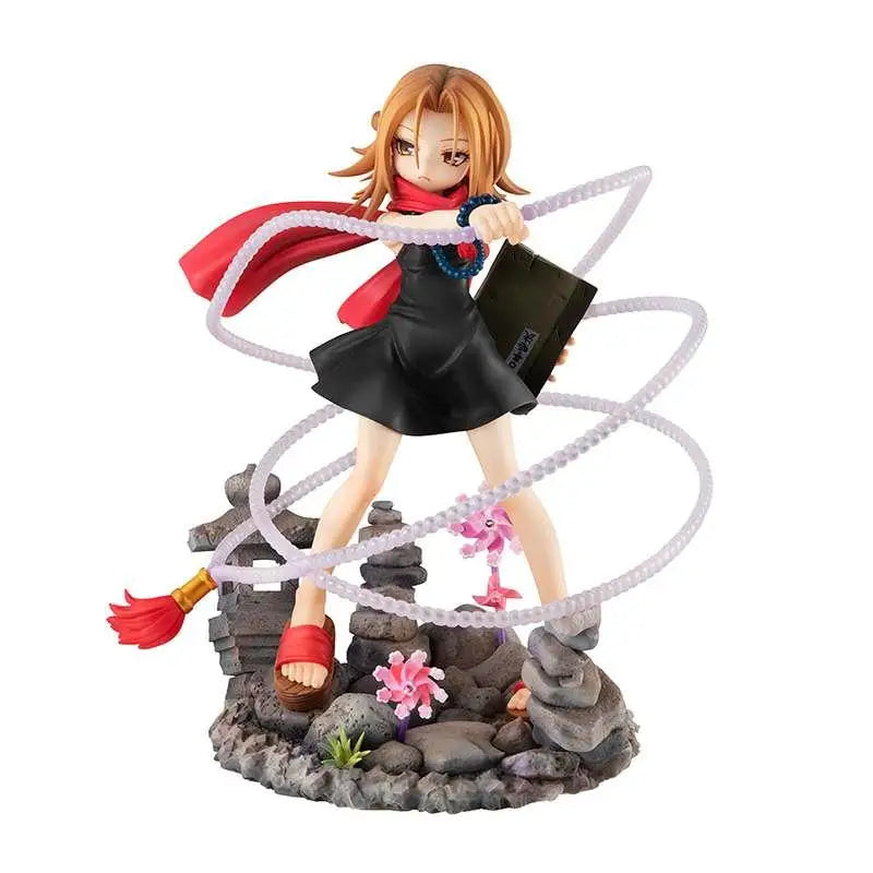 Shaman King Kyoyama Anna-figur med orange hår, svart klänning och röd scarf på stenbas med rosa blommor