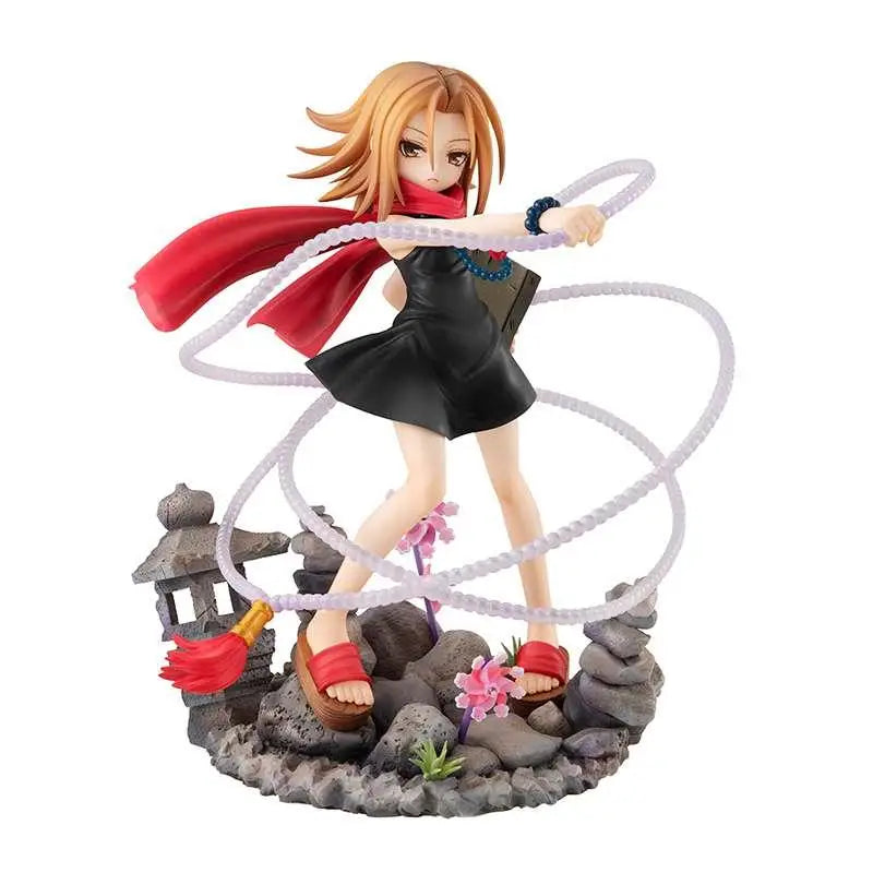 Shaman King Kyoyama Anna-figur med svart klänning, röd scarf och dynamisk pose i stenig trädgård