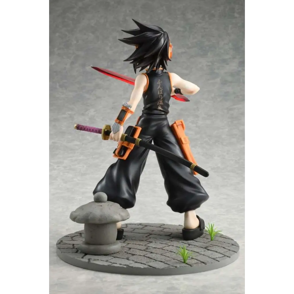 Shaman King Yoh Asakura 1/7 figurin med svart hår, orange accenter och dubbla svärd på stenbas