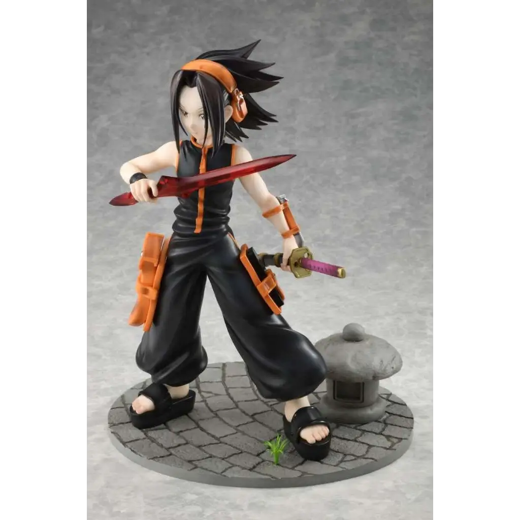 Shaman King Yoh Asakura 1/7 staty med svart och orange animefigur, spikig hår, ärmlös outfit, sandaler och två svärd