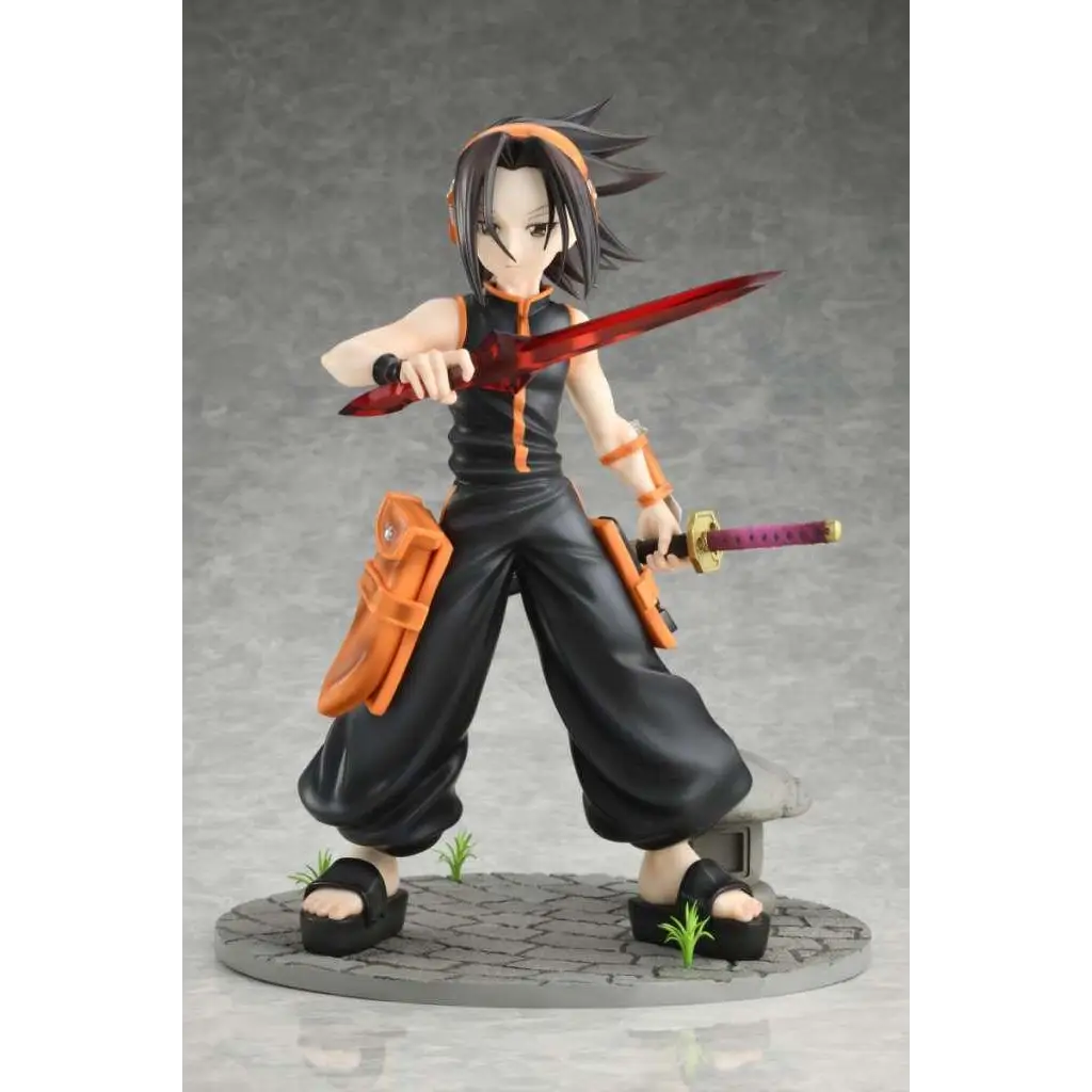 Shaman King Yoh Asakura 1/7 figurin i svart och orange med röd svärd i stridsposition