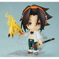 Chibi Nendoroid-figur av Yoh Asakura från Shaman King med svart hår, orange pannband, vit skjorta, gröna byxor, svärd och gul flammlik varelse