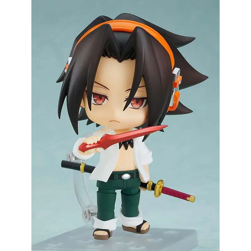 Chibi Yoh Asakura Nendoroid-figur med svart hår, röda ögon, orange pannband, vit skjorta, gröna byxor, sandaler, två svärd