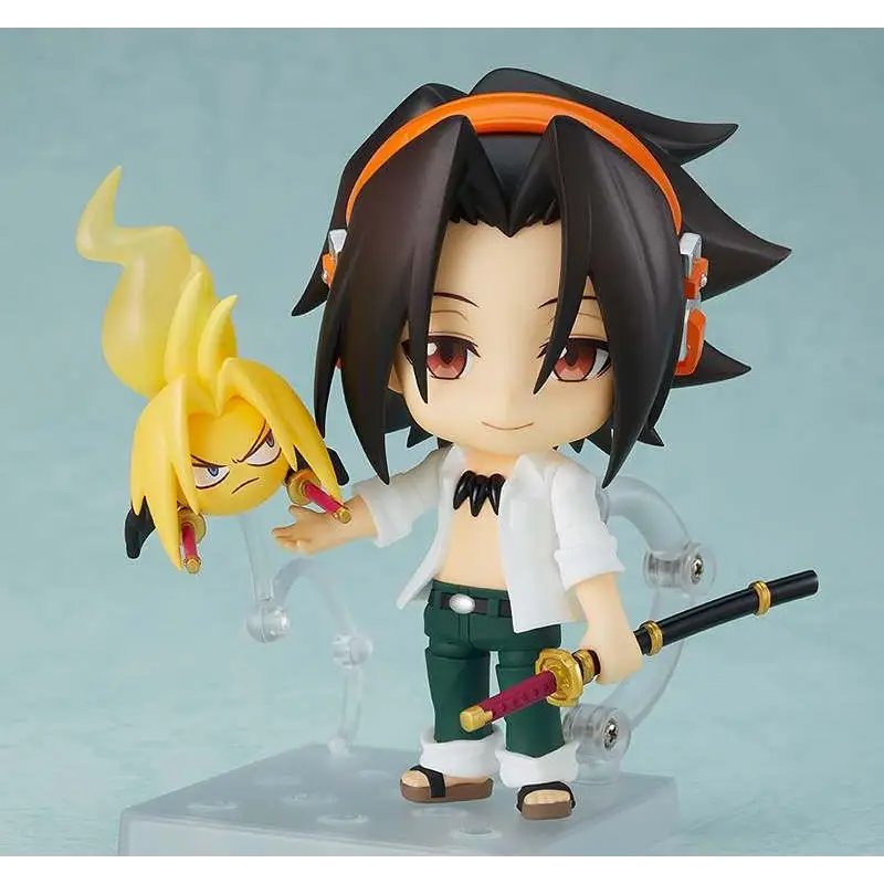 Chibi Shaman King Yoh Asakura Nendoroid-figur med svart hår, orange pannband, vit tröja, gröna byxor, svärd och gul flammlik varelse