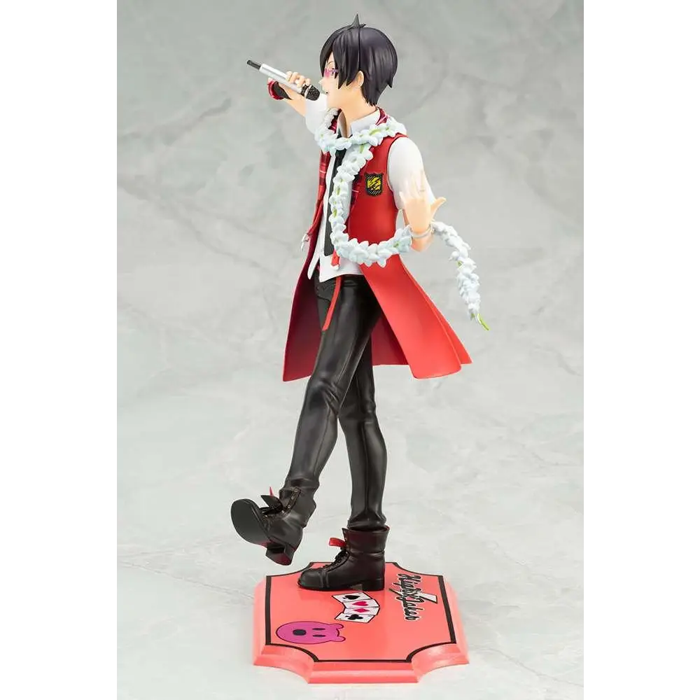 Röd och svart animefigur Shiki Iseya i sångpose med röd väst, vit skjorta och blomsterkrans