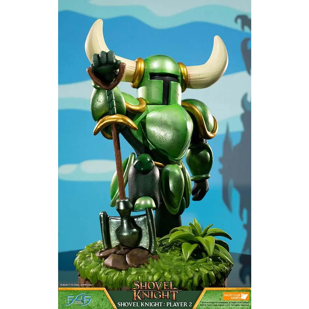 Grön och gul Shovel Knight-staty med vita horn, håller spade på axeln