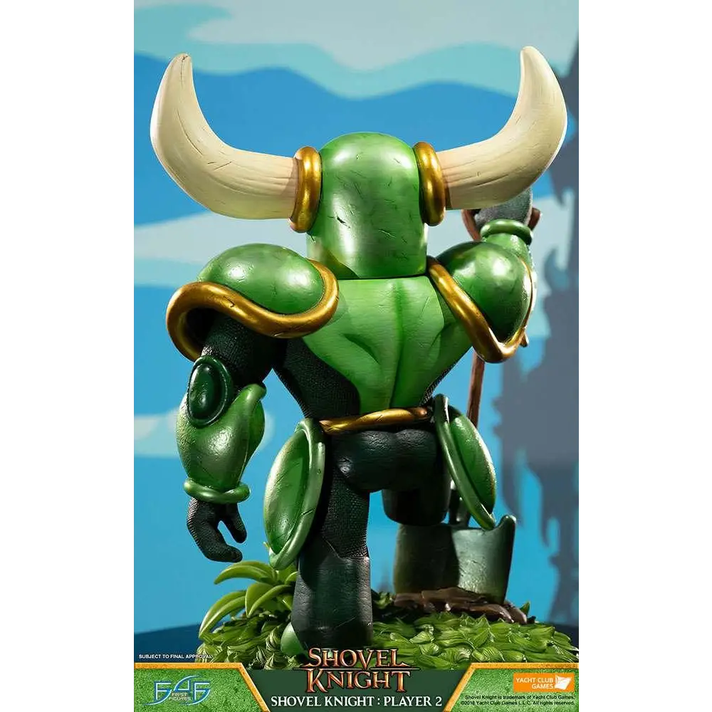 Grön och guld Shovel Knight Player 2-staty med vita horn på gräsbasis
