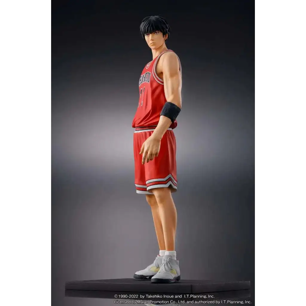 Röd Slam Dunk Kaede Rukawa PVC-staty med baskettröja, shorts, svart armband och grå sneakers