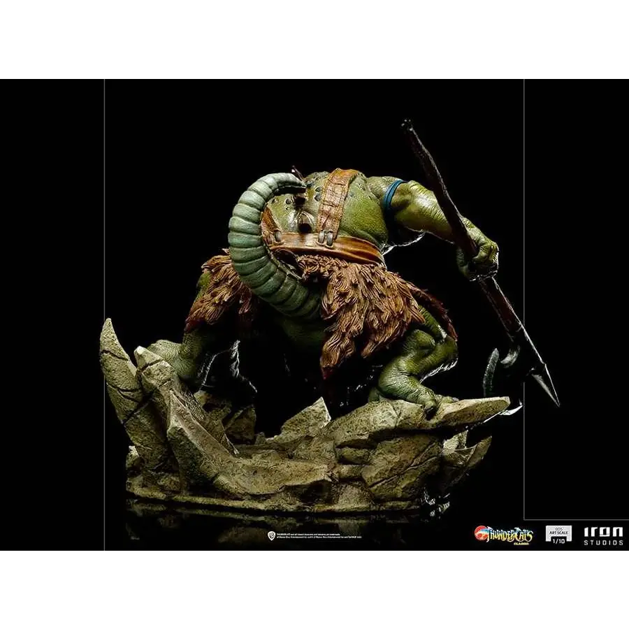 Grönskinnad muskulös orc med spiralhorn och brun pälsmantel på klippig terräng, Slithe ThunderCats BDS Art Scale 1/10-staty
