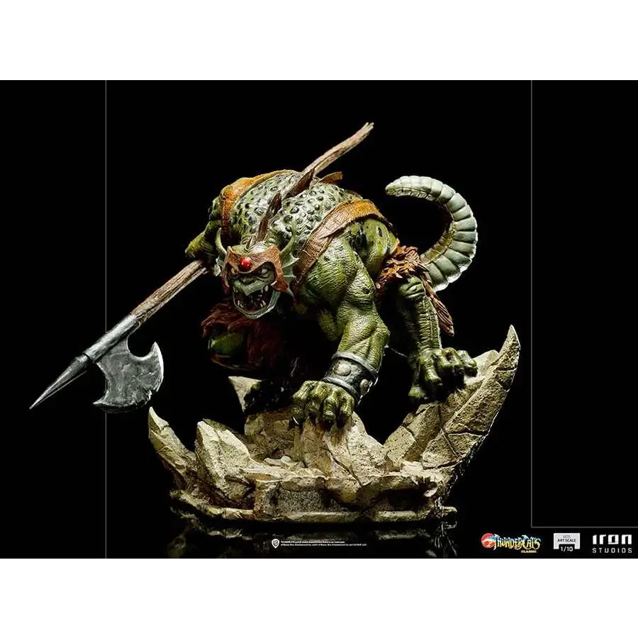 Grön texturerad Slithe-monsterfigur med röda ögon och spikad svans, håller yxa på stenbas