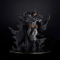 Svart Batman-staty med detaljerad muskulatur, fladdrande mantel och guldigt bälten
