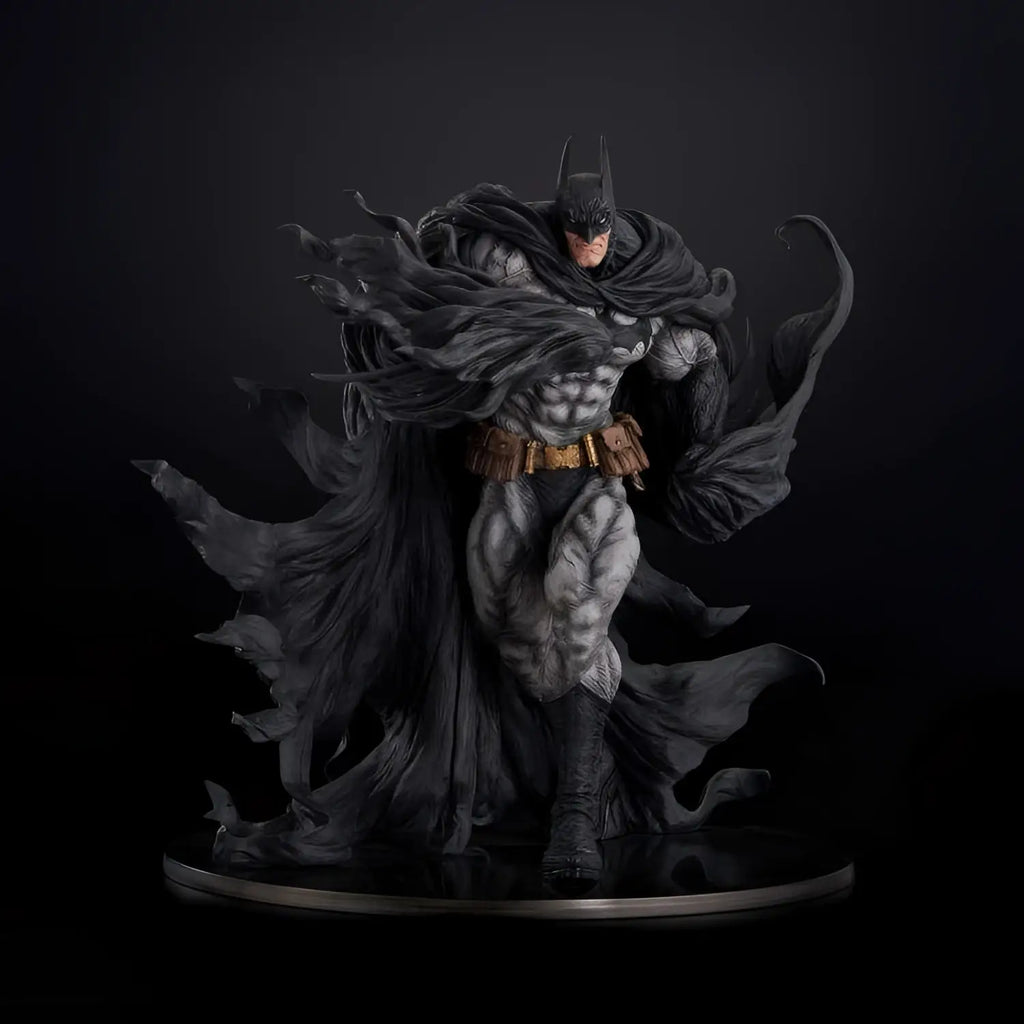 Svart Batman-staty med detaljerad muskulatur, fladdrande mantel och guld bälte