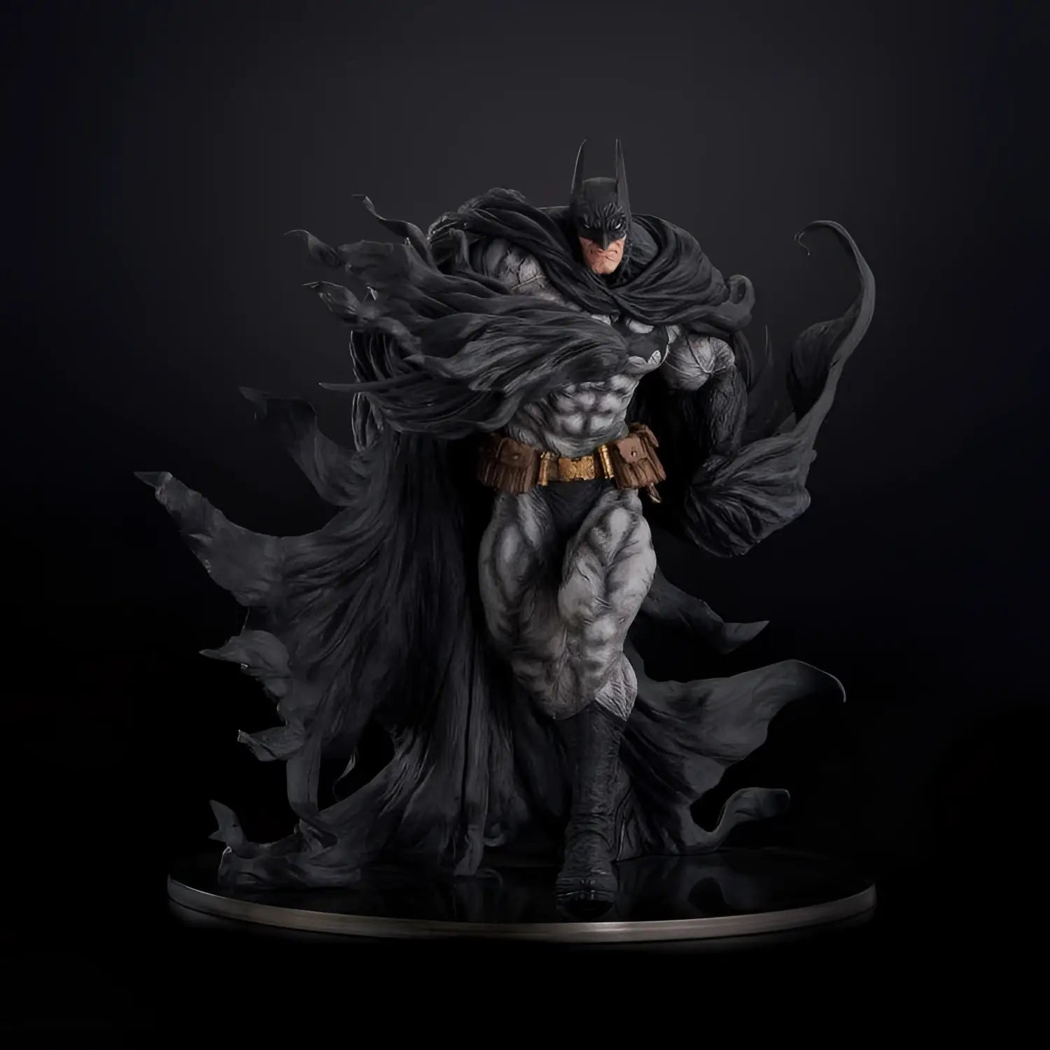 Svart Batman-staty med detaljerad muskulatur, fladdrande mantel och guldt utility-bälte