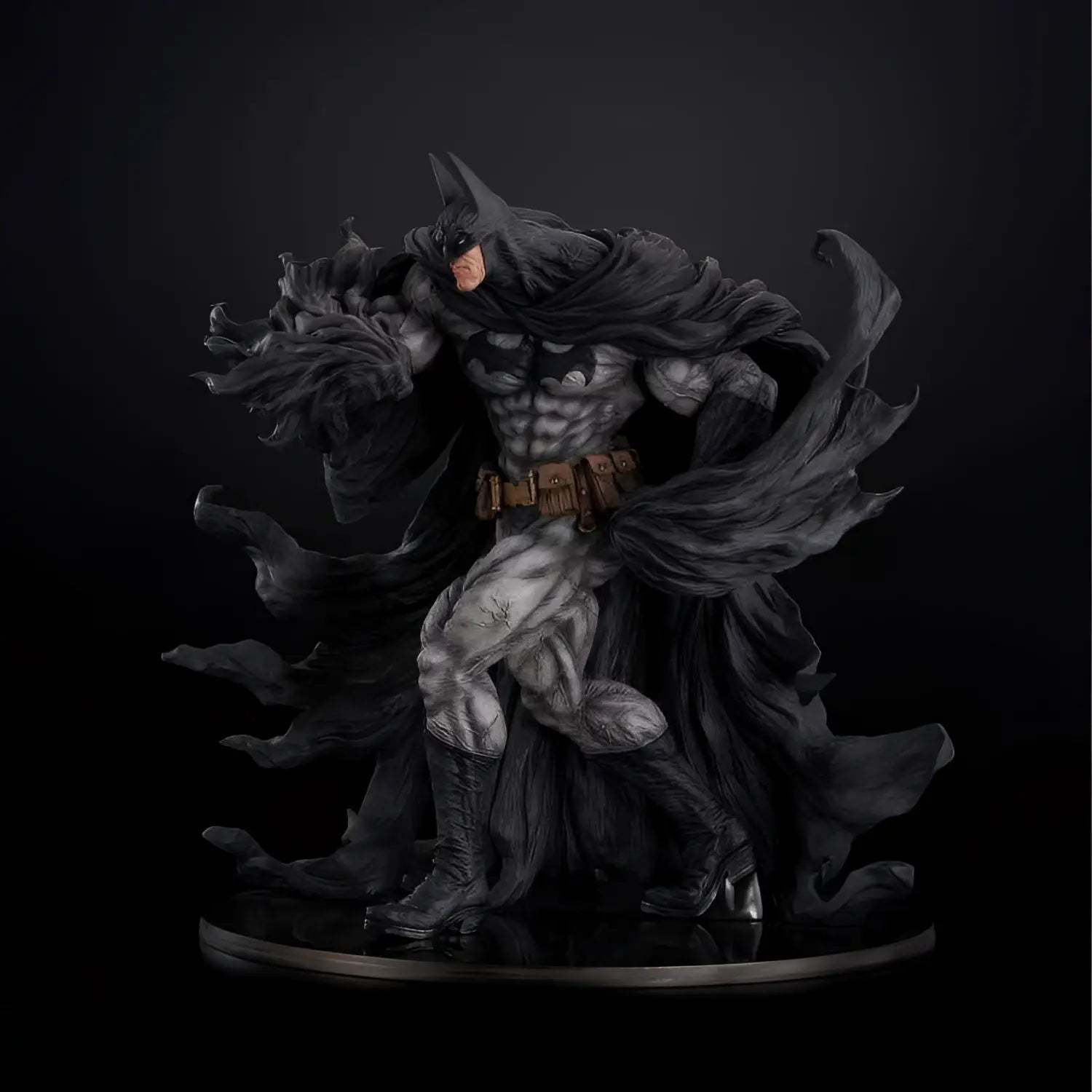 Detaljerad mörkgrå Batman-staty med fladdrande mantel och muskulös fysik, Sofbinal Hard Black Ver