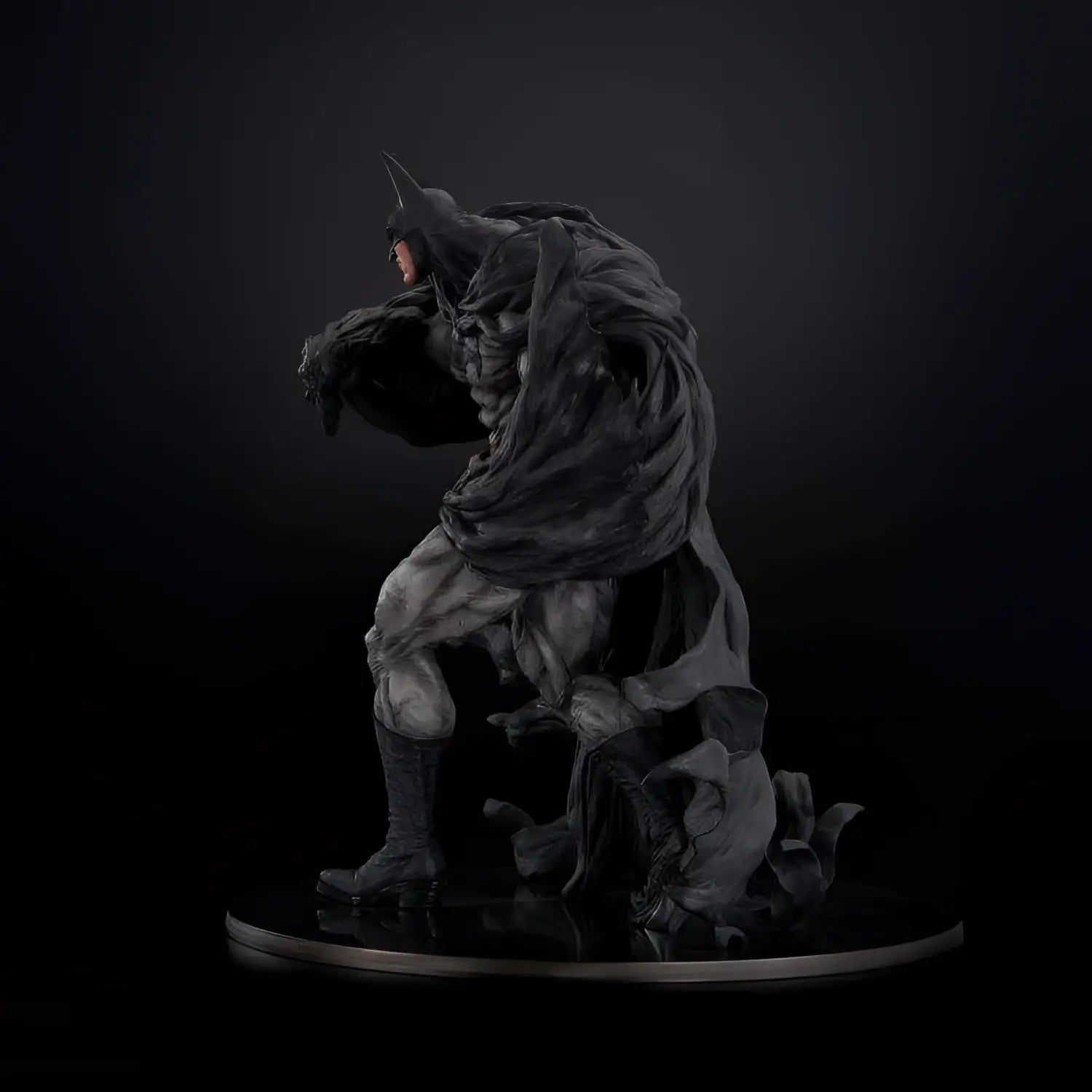 Mörkgrå Batman-staty med detaljerad texturerad mantel och muskulös fysik