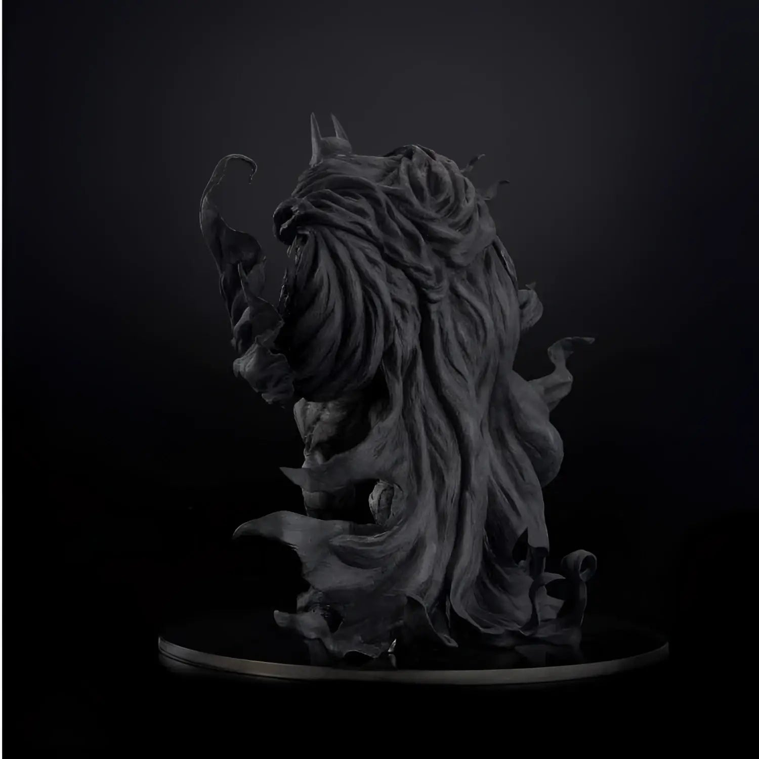 Mörkgrå detaljerad Batman-statett med flödande hår och spetsiga öron på rund bas