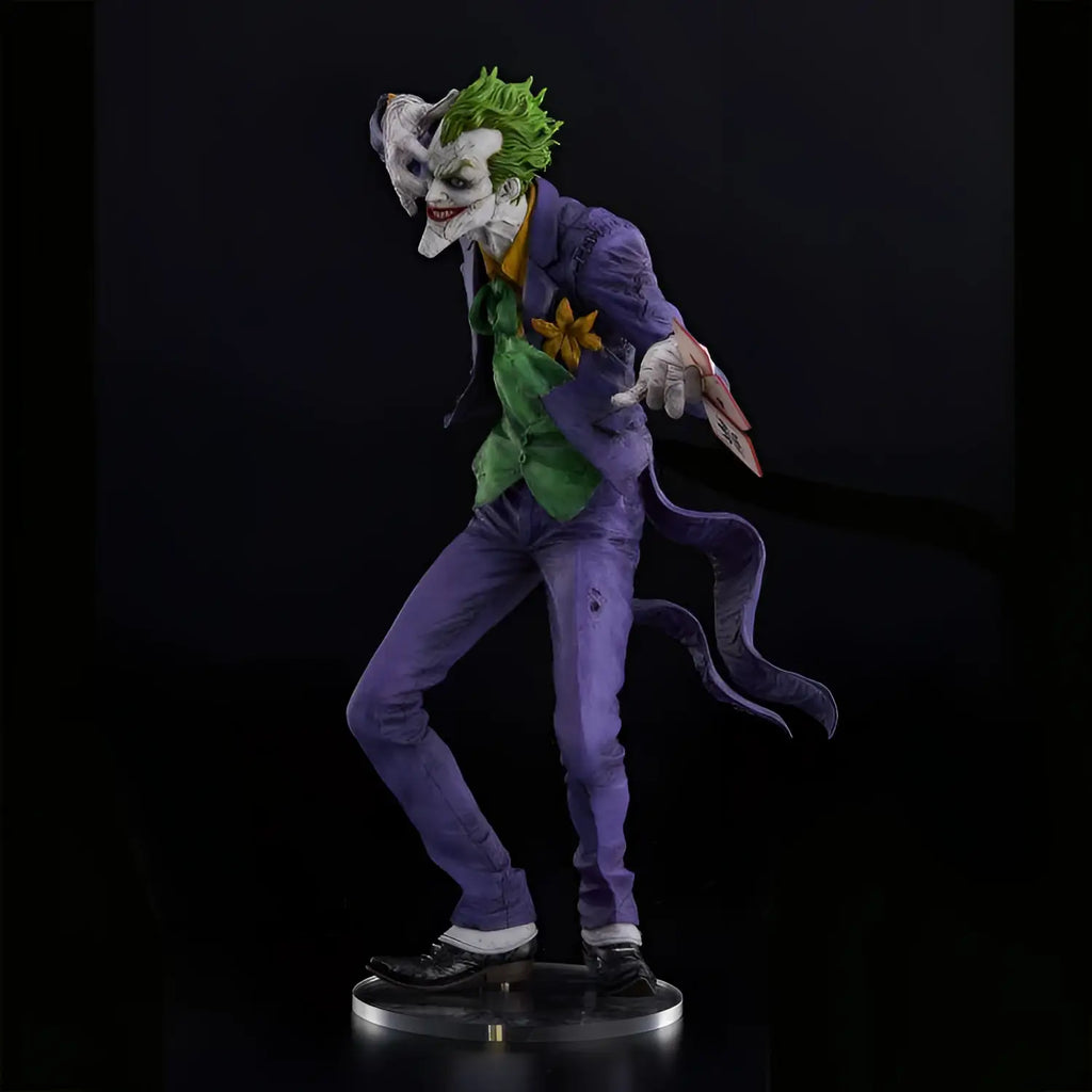 Lila skrattande Joker-staty i dynamisk pose med grön detalj och gul blompinne