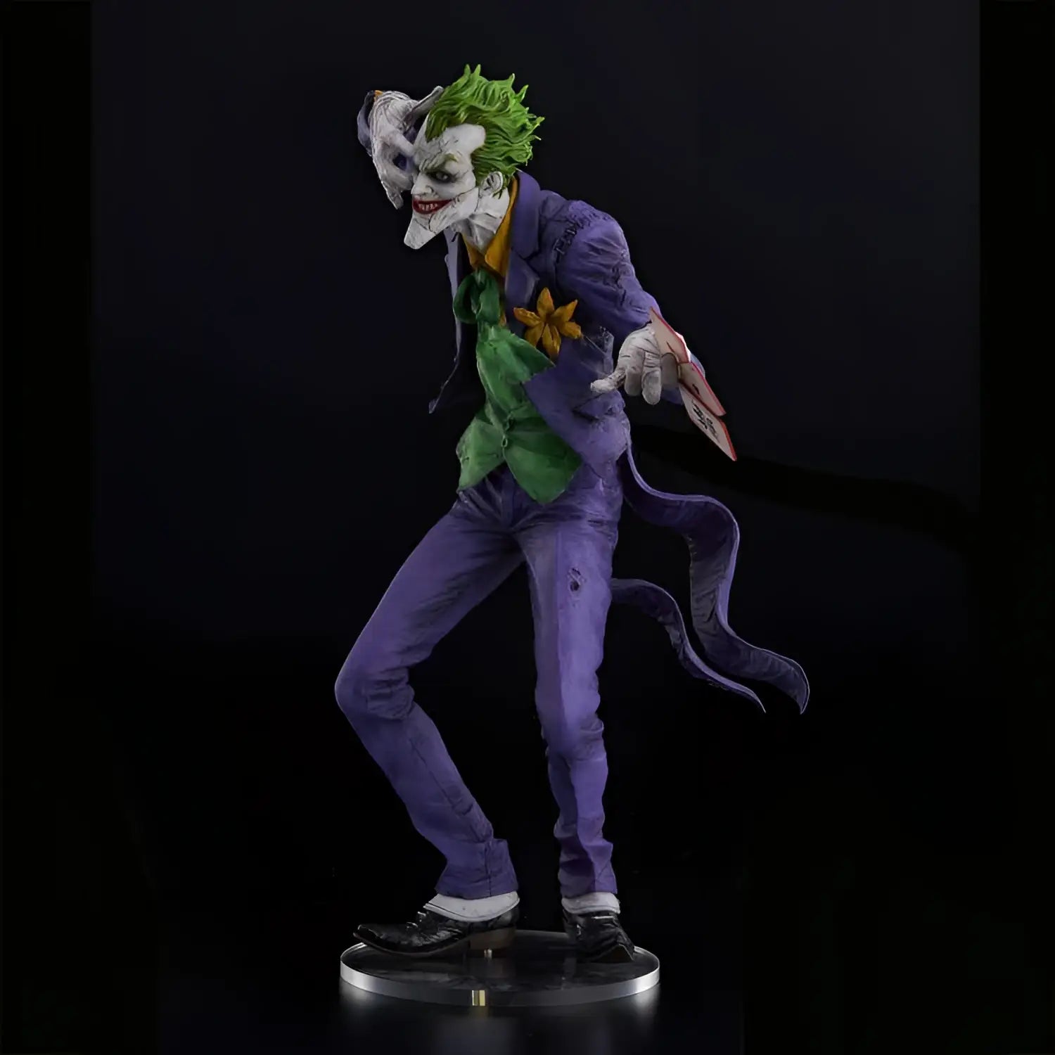 Lila skrattande Joker-staty i dynamisk pose med grön detalj och gul blompinne