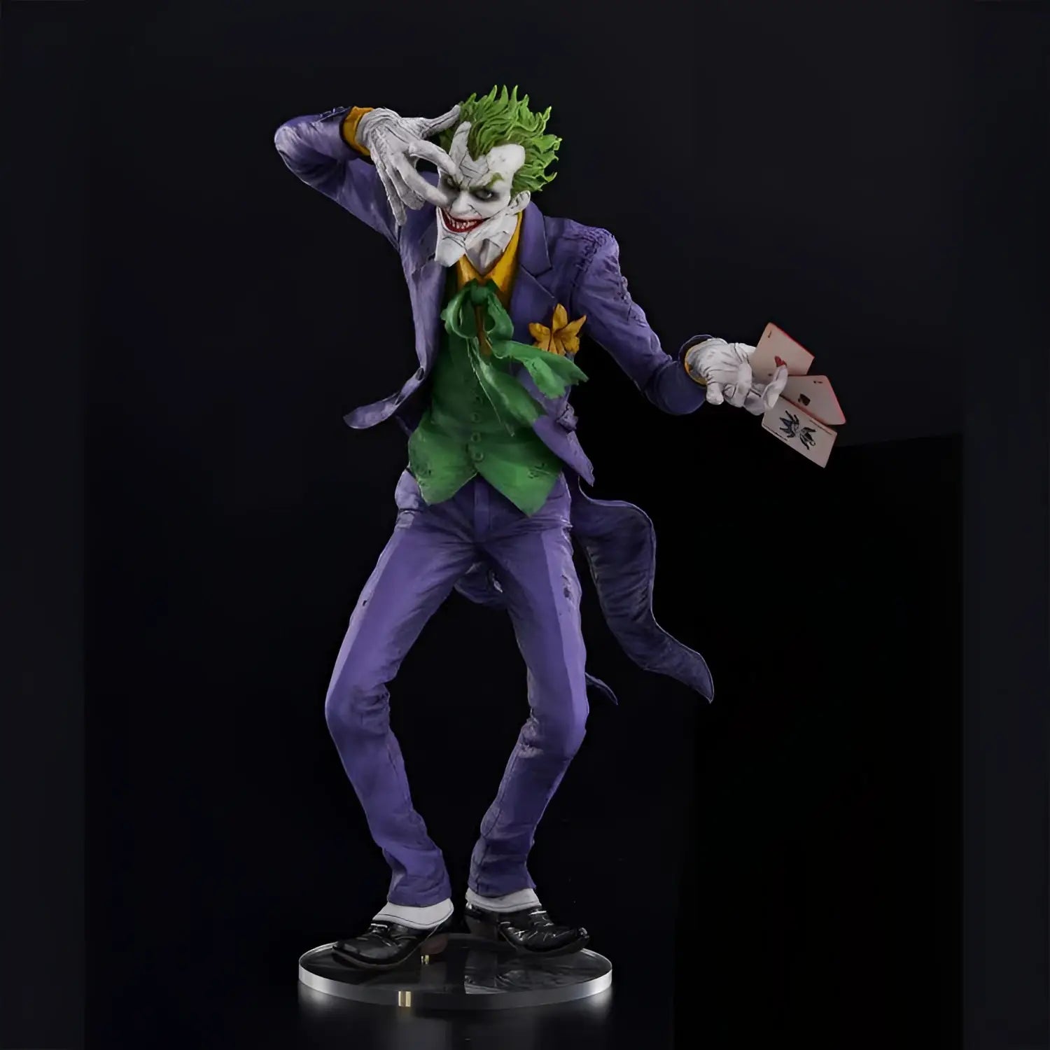 Skrattande lila Joker-staty i dynamisk pose med grön detalj och gul accent