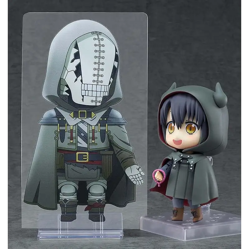 Grå huklad figur med sömmad mask och rustning på akrylbas, Somali and the Forest Spirit Nendoroid