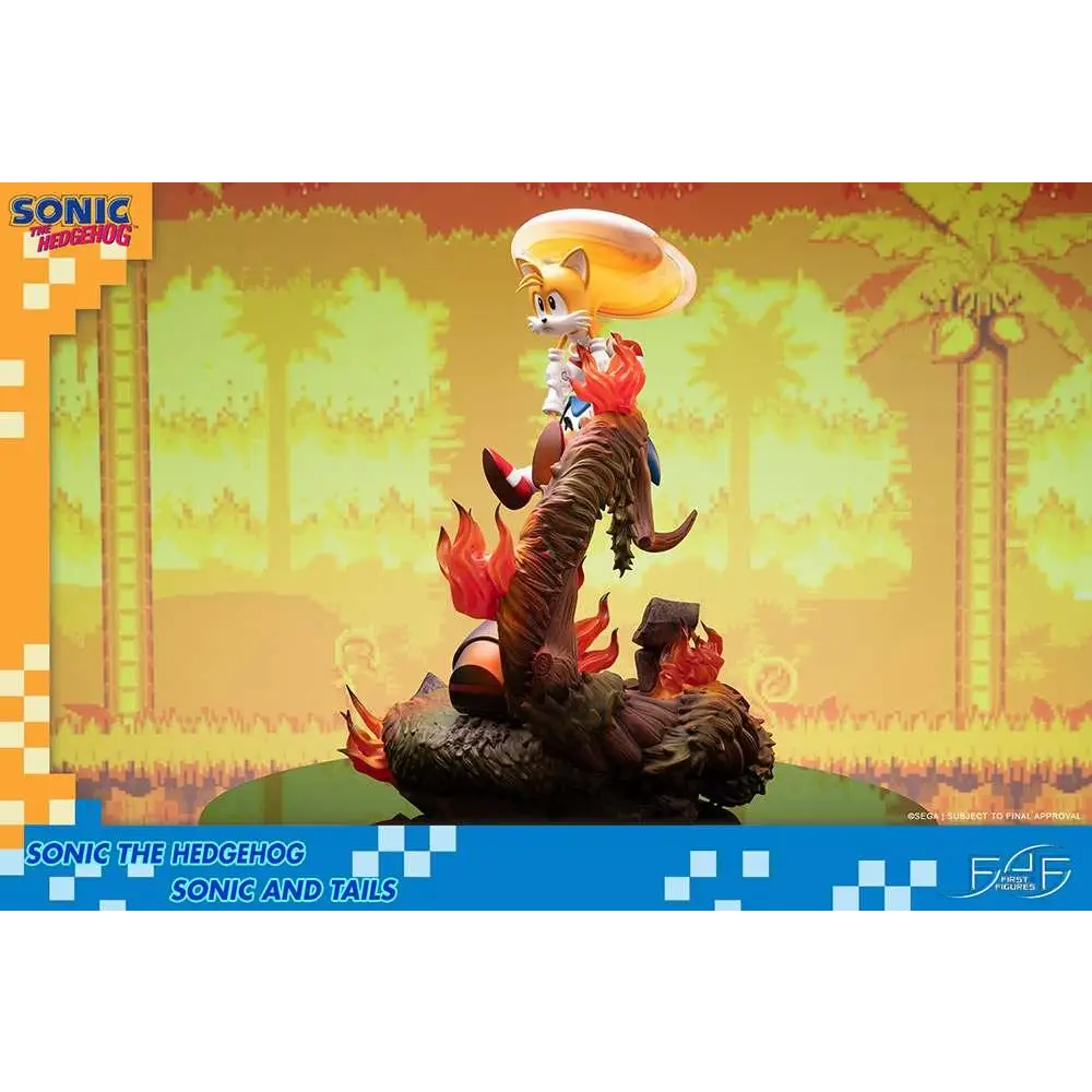 Tails på orange-rävvuxen orm med eldflammer, Sonic och Tails-statyn