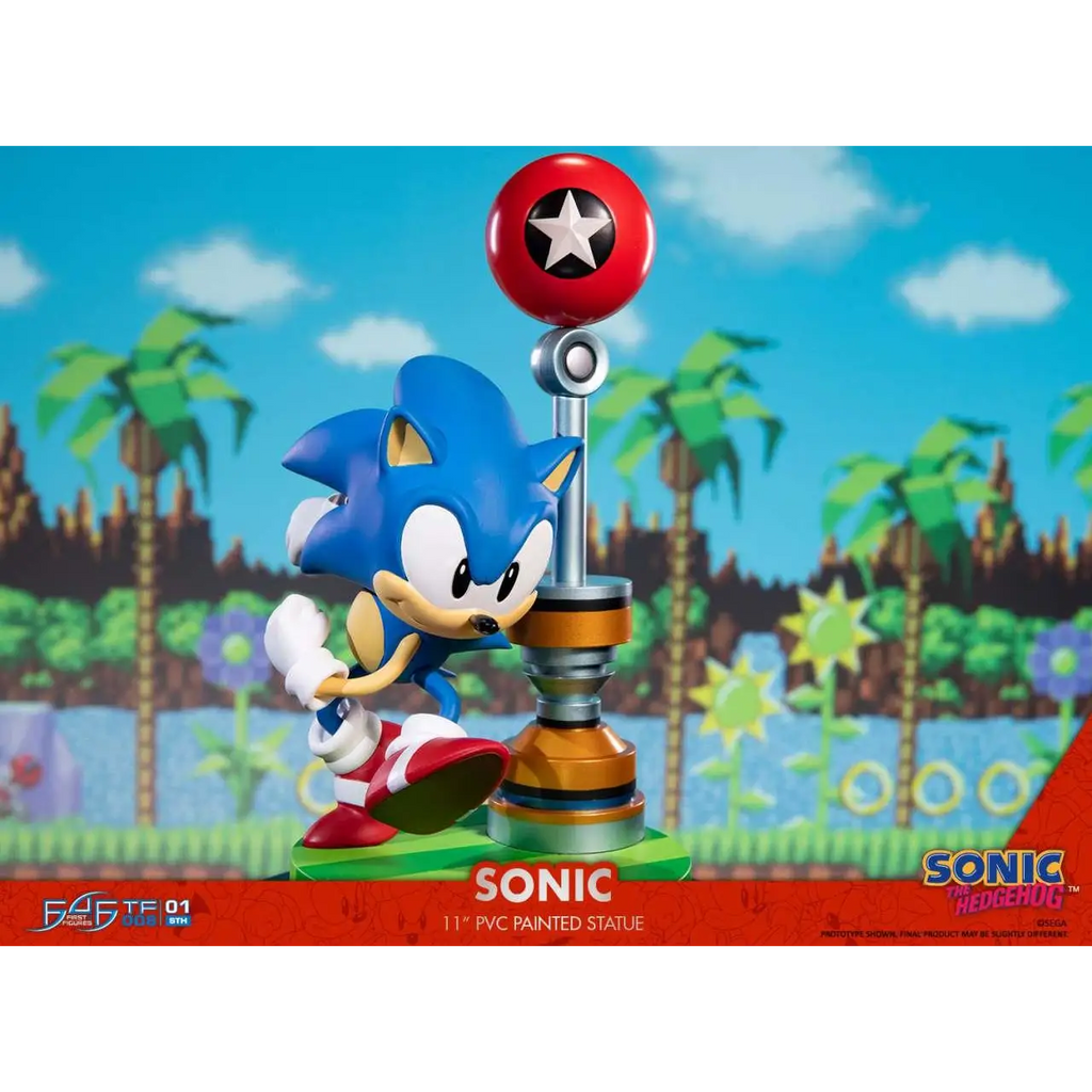 Sonic the Hedgehog 11-tums PVC-figur med blå igelkott, röda och vita skor på grön bas bredvid silverstolpe med röd stjärnball