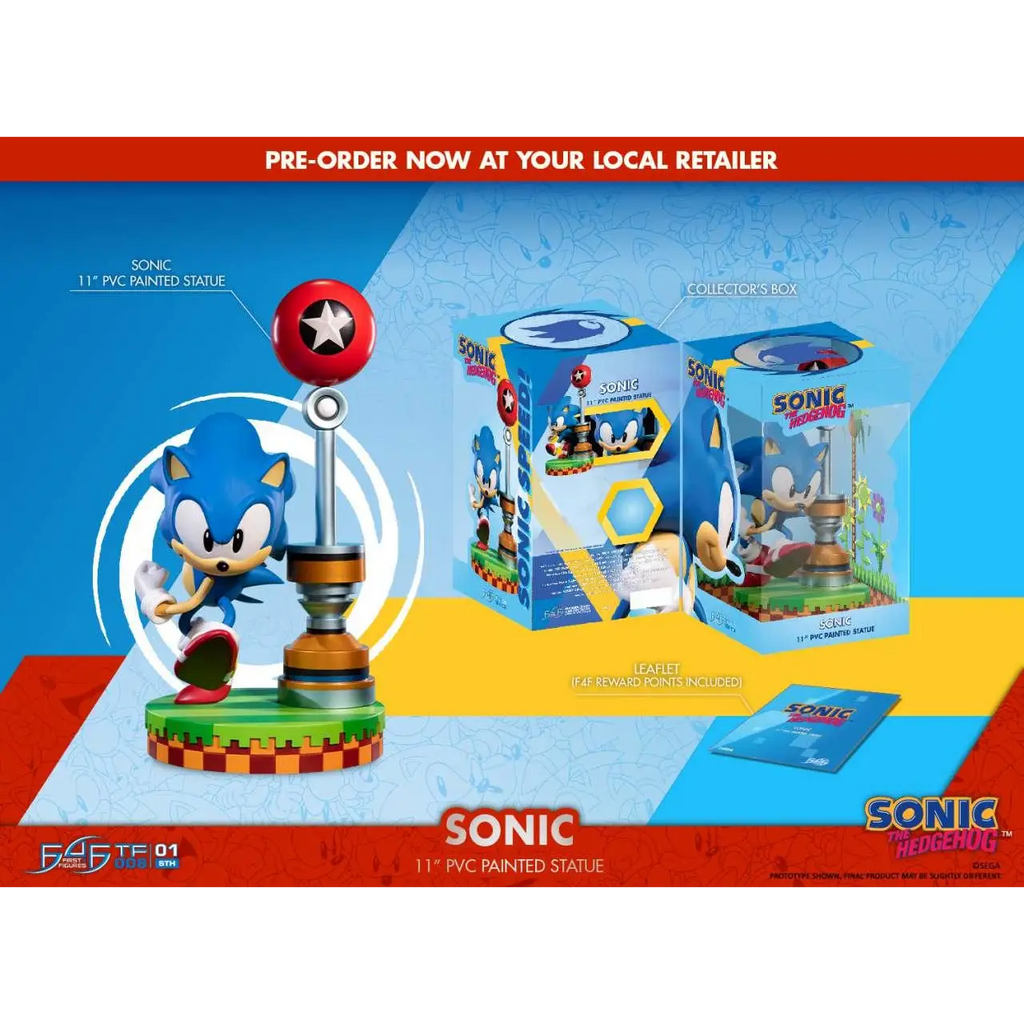 Blå PVC-målad Sonic the Hedgehog-staty med grön-orange bas bredvid röd stjärnpstolpe