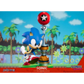 Sonic the Hedgehog 11-tums PVC-figur med blå igelkott, röda och vita skor på grön bas bredvid silverstolpe med röd stjärnball