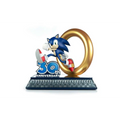 Sonic the Hedgehog 30-årsjubileumsstaty i blått med röda skor