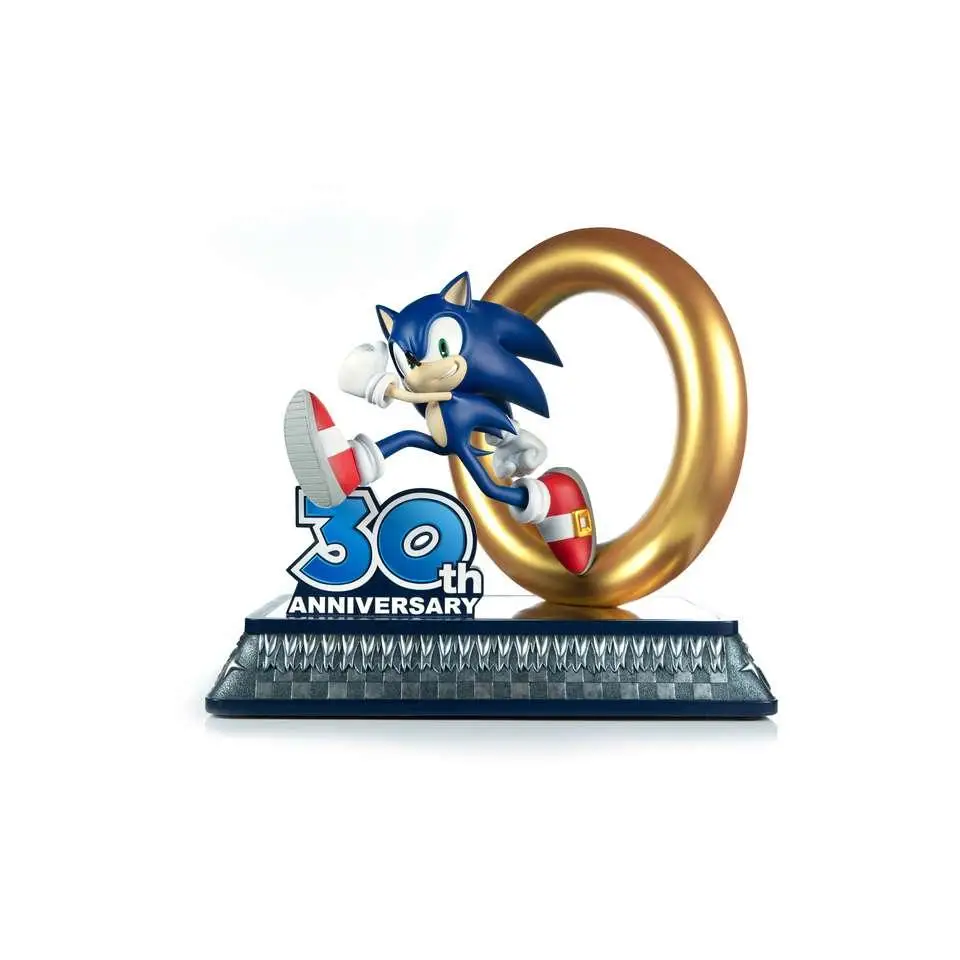 Sonic the Hedgehog 30-årsjubileumsstaty i blått med röda skor, springandes runt gyllene ring på svart bas