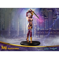 Detaljerad Soulcalibur II Ivy-staty med svärd lyftat över huvudet i maroon och guld