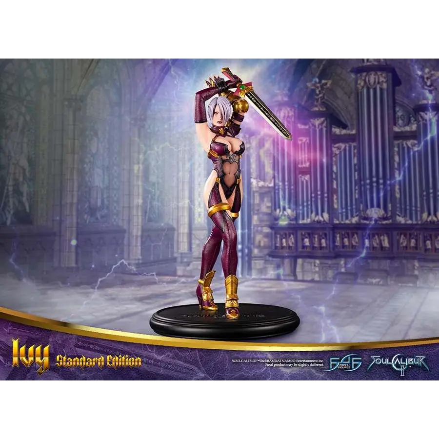 Detaljerad Soulcalibur II Ivy-staty med svärd lyftat dynamiskt