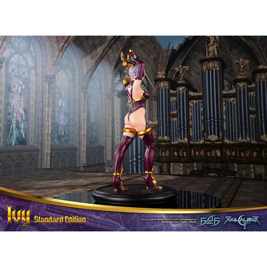 Lila och gul Ivy från Soulcalibur II i rustning på svart bas