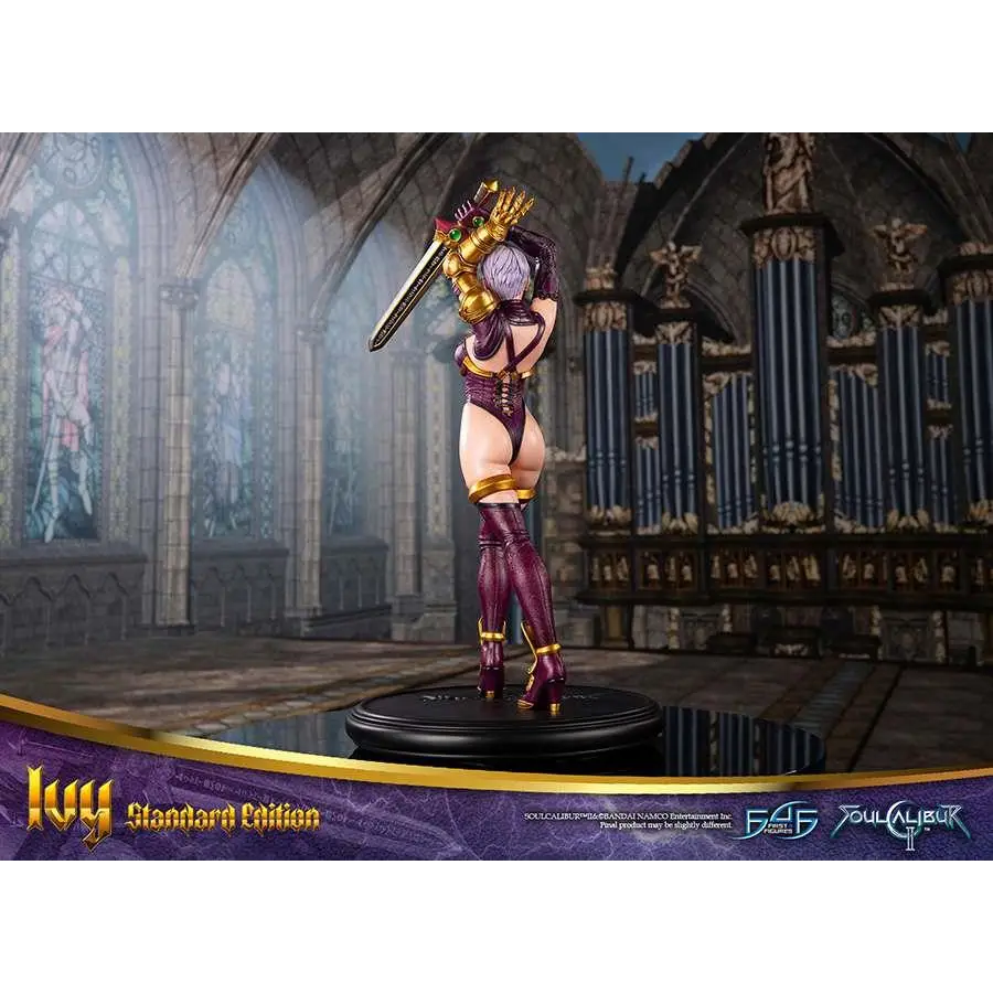 Lila och gul rustad figur av Ivy från Soulcalibur II på svart bas