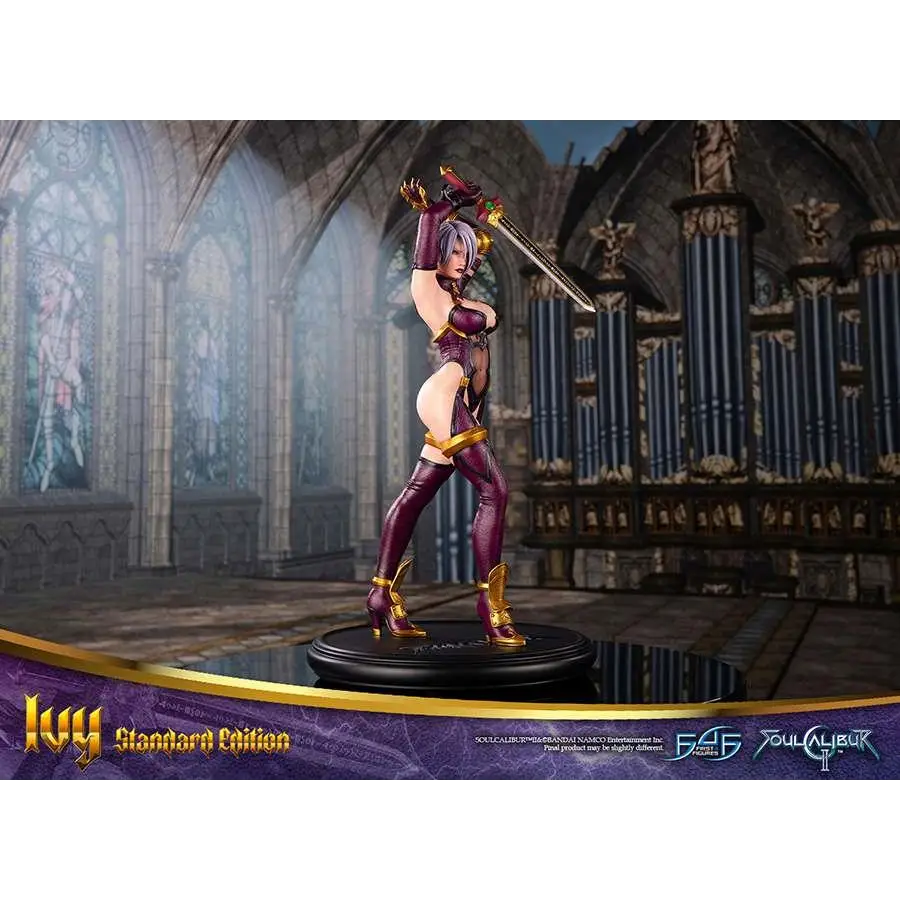 Detaljerad lila och gul figur av Ivy från Soulcalibur II, dynamisk pose med svärd