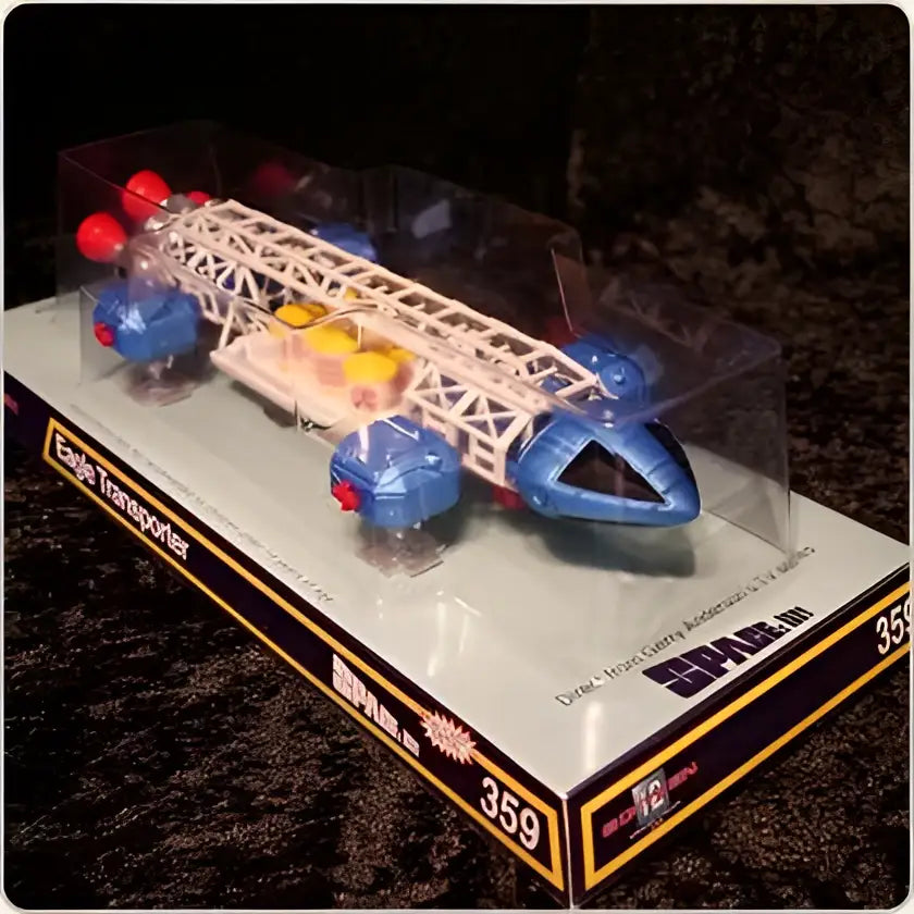 Blå och vit plastmodell av futuristiskt rymdskepp med röda accenter i Space 1999 Retro Eagle Freighter Replica-förpackning