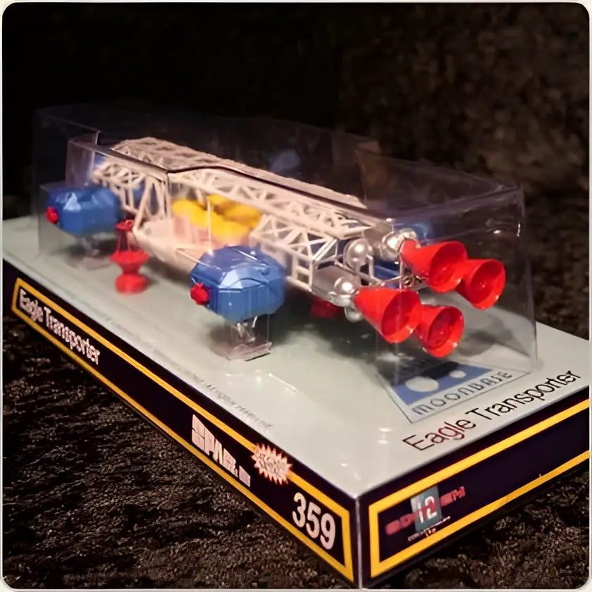 Detaljerad plastmodell av Space 1999 Retro Eagle Freighter Replica med blå motorer och röda munstycken i klarplastförpackning