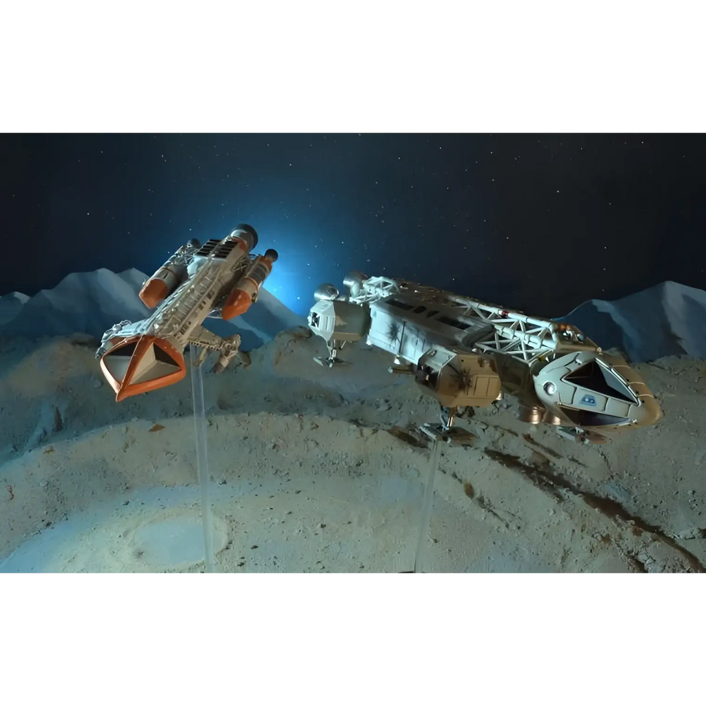 Två detaljerade modellfarkoster från Space 1999 Eagle/Hawk Set på månlandskap