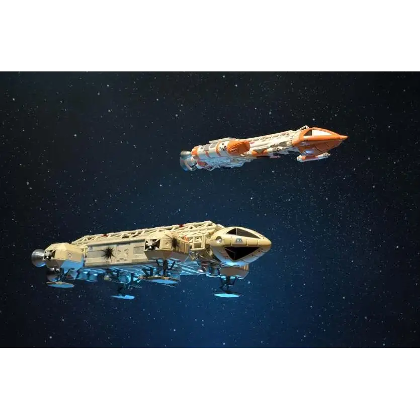 Två detaljerade modellfarkoster från Space 1999 Eagle/Hawk-set, beige-silver och orange-vit mot stjärnhimmel