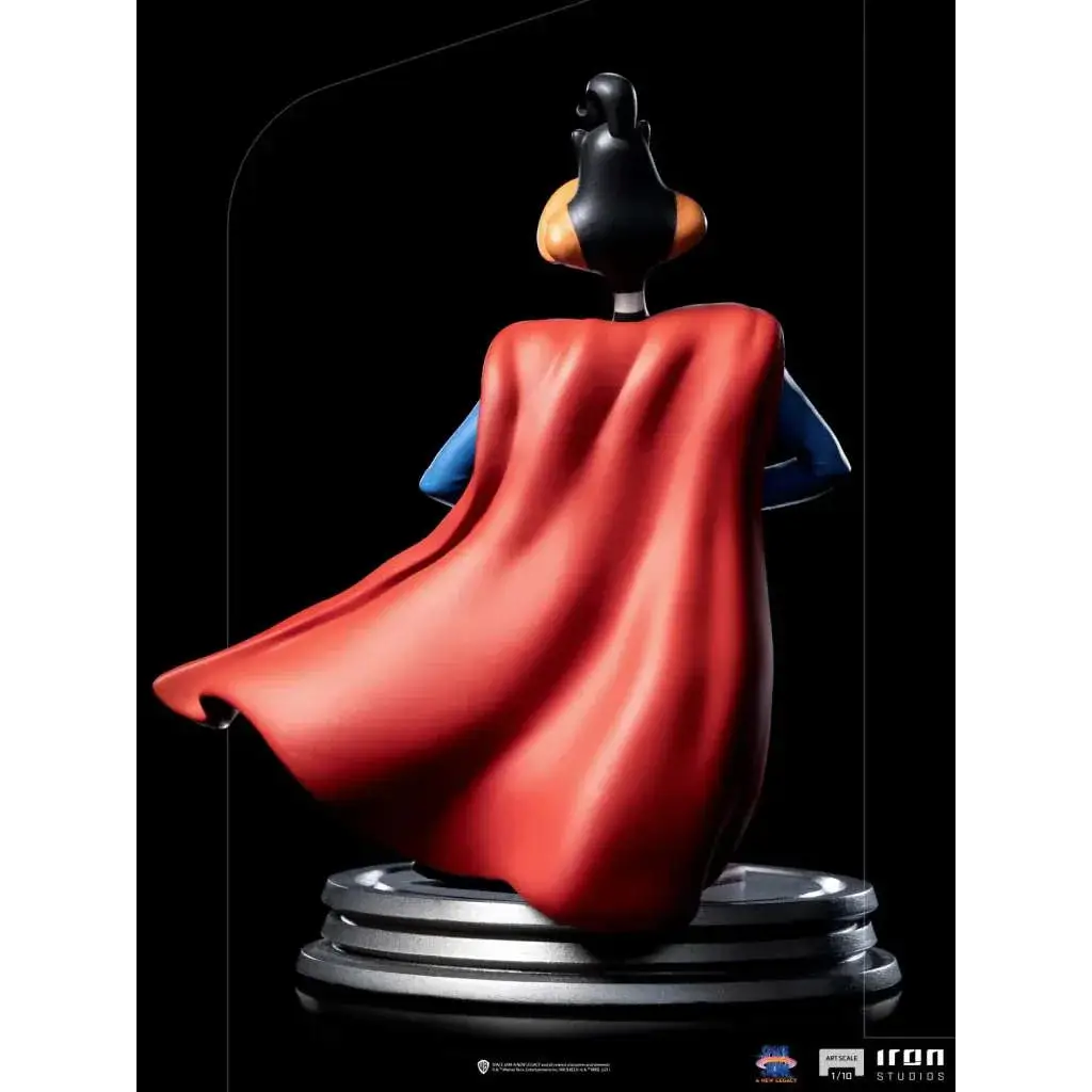 Staty av Duffy Duck som Superman i Space Jam 2, röd mantel flyter dramatiskt från blå kostym