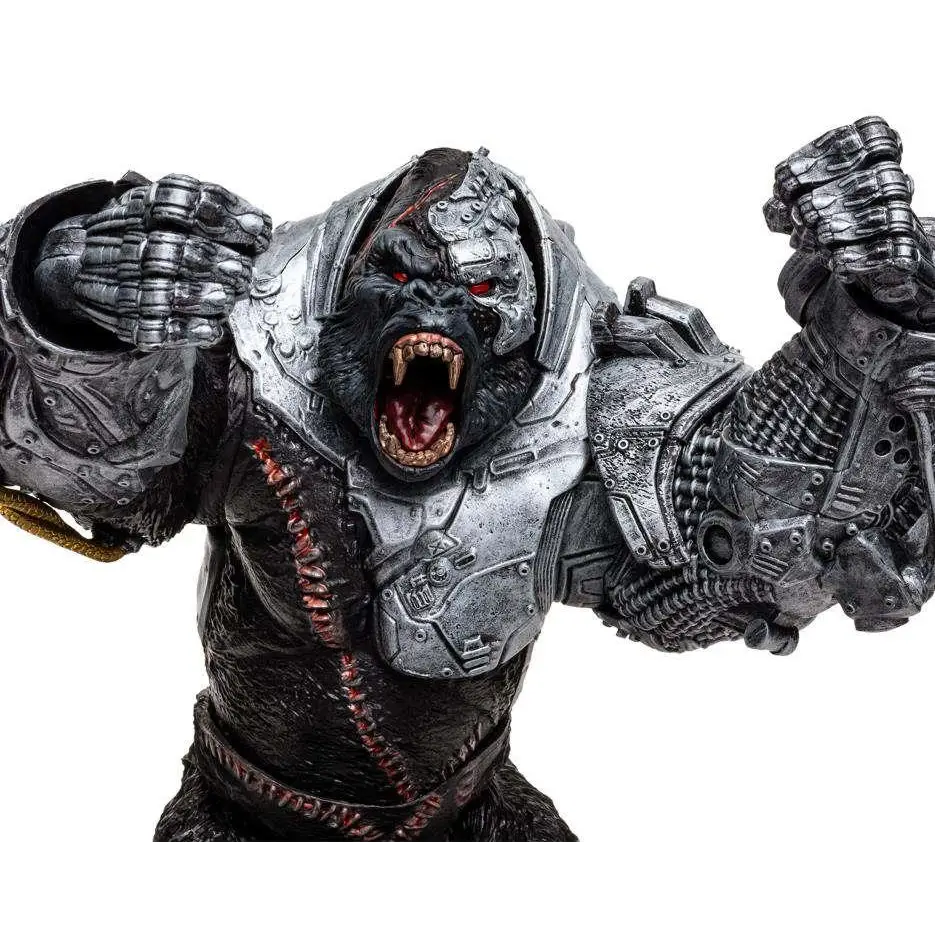 Detaljerad silver- och svart rustad gorilla actionfigur med röda glödande ögon, Spawn Megafig Cygor