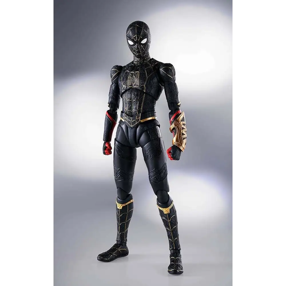 Svart Spiderman-figur med guld och röda accenter, detaljerad rustning från Spider-Man No Way Home SH Figuarts