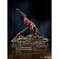 Röd och svart Spider-Man-statue i dynamisk pose med gulddetaljer på dräkten