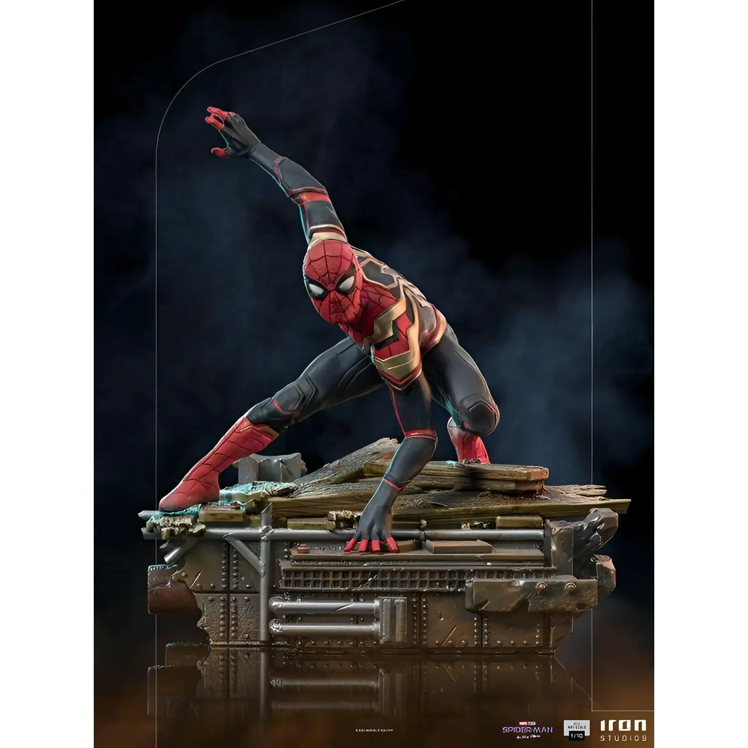 Röd och svart Spider-Man-statyett i dynamisk pose med gulddetaljer